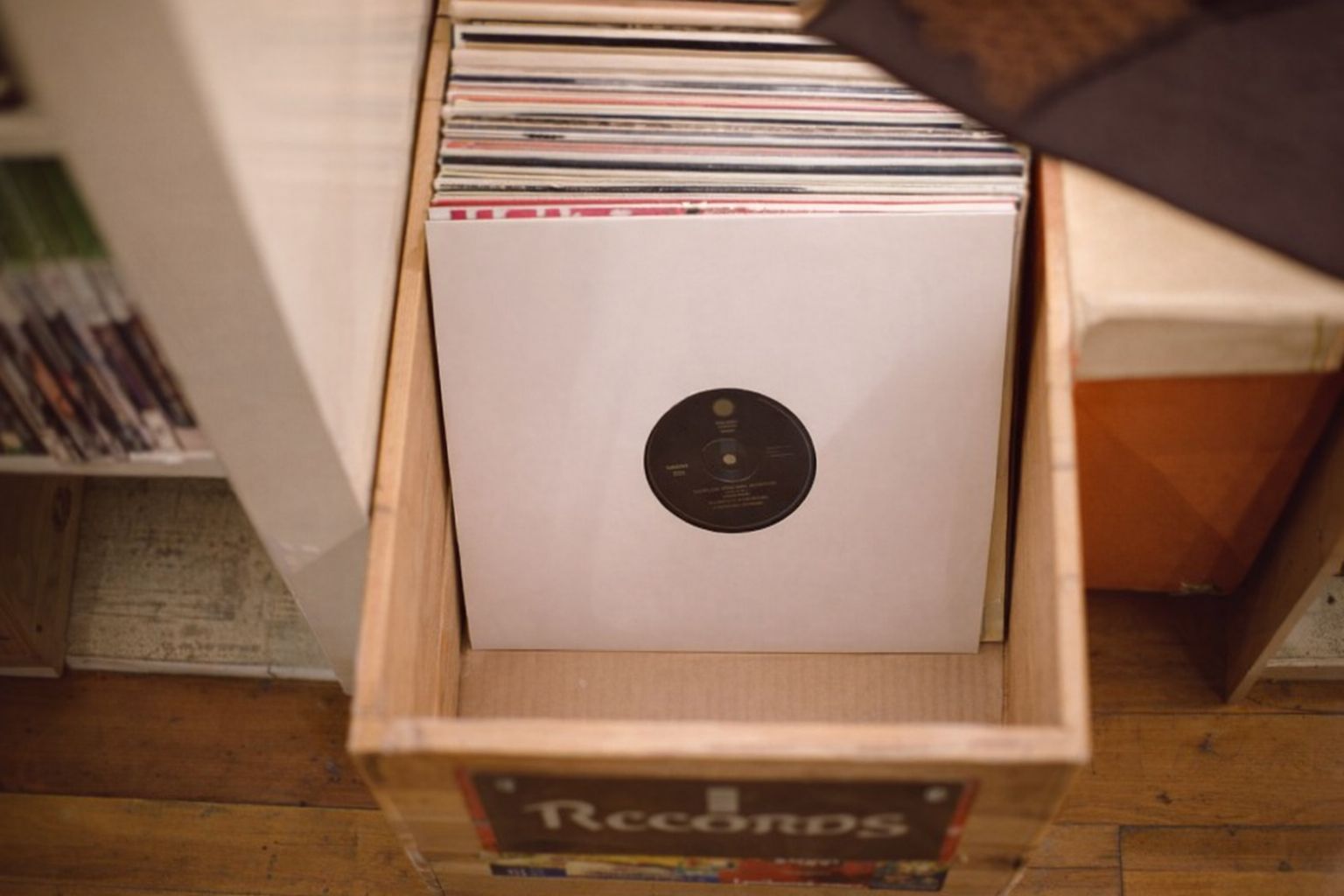 Schallplatten in einer Holzkiste zum Versand bereit
