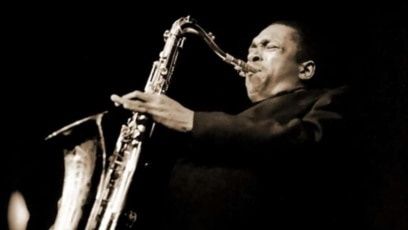 Jazzmusiker spielt vor dunklem Hintergrund ein Saxofon